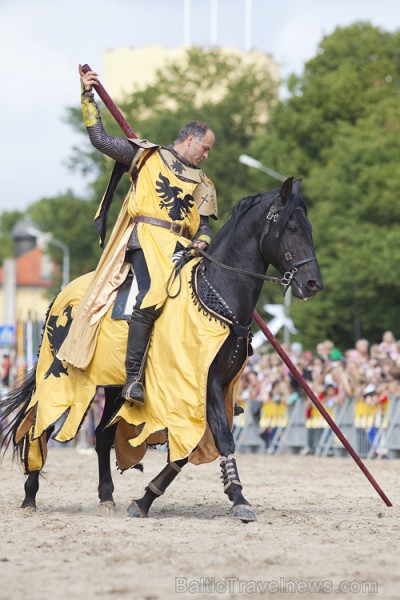 Rīgas 810 gadu jubilejas svētku ietvaros, 11. novembra krastmalā notika vēl Latvijā klātienē neredzētas bruņinieku cīņas zirgos. Foto: www.fotoprojekt Rīgas 810 gadu jubilejas svētku ietvaros, 11. novembra krastmalā notika vēl Latvijā klātienē neredzētas bruņinieku cīņas zirgos. Foto: www.fotoprojekt 65968