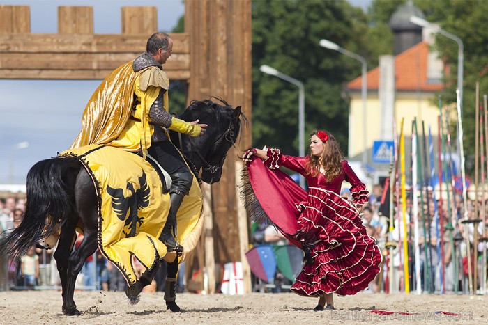 Rīgas 810 gadu jubilejas svētku ietvaros, 11. novembra krastmalā notika vēl Latvijā klātienē neredzētas bruņinieku cīņas zirgos. Foto: www.fotoprojekt Rīgas 810 gadu jubilejas svētku ietvaros, 11. novembra krastmalā notika vēl Latvijā klātienē neredzētas bruņinieku cīņas zirgos. Foto: www.fotoprojekt 65969