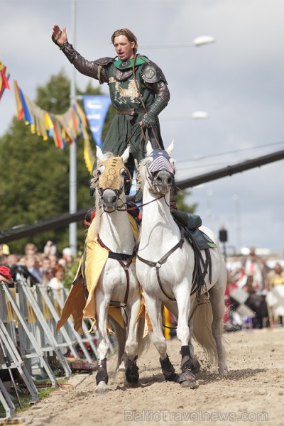 Rīgas 810 gadu jubilejas svētku ietvaros, 11. novembra krastmalā notika vēl Latvijā klātienē neredzētas bruņinieku cīņas zirgos. Foto: www.fotoprojekt Rīgas 810 gadu jubilejas svētku ietvaros, 11. novembra krastmalā notika vēl Latvijā klātienē neredzētas bruņinieku cīņas zirgos. Foto: www.fotoprojekt 65971