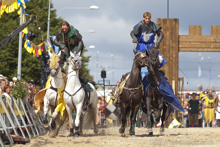 Rīgas 810 gadu jubilejas svētku ietvaros, 11. novembra krastmalā notika vēl Latvijā klātienē neredzētas bruņinieku cīņas zirgos. Foto: www.fotoprojekt Rīgas 810 gadu jubilejas svētku ietvaros, 11. novembra krastmalā notika vēl Latvijā klātienē neredzētas bruņinieku cīņas zirgos. Foto: www.fotoprojekt 65974