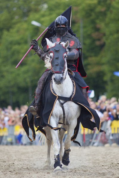 Rīgas 810 gadu jubilejas svētku ietvaros, 11. novembra krastmalā notika vēl Latvijā klātienē neredzētas bruņinieku cīņas zirgos. Foto: www.fotoprojekt Rīgas 810 gadu jubilejas svētku ietvaros, 11. novembra krastmalā notika vēl Latvijā klātienē neredzētas bruņinieku cīņas zirgos. Foto: www.fotoprojekt 65983