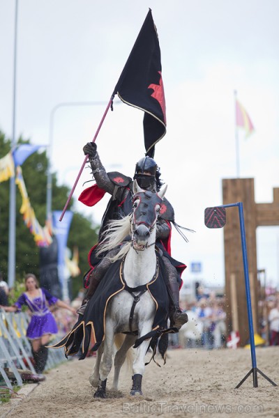 Rīgas 810 gadu jubilejas svētku ietvaros, 11. novembra krastmalā notika vēl Latvijā klātienē neredzētas bruņinieku cīņas zirgos. Foto: www.fotoprojekt Rīgas 810 gadu jubilejas svētku ietvaros, 11. novembra krastmalā notika vēl Latvijā klātienē neredzētas bruņinieku cīņas zirgos. Foto: www.fotoprojekt 65984