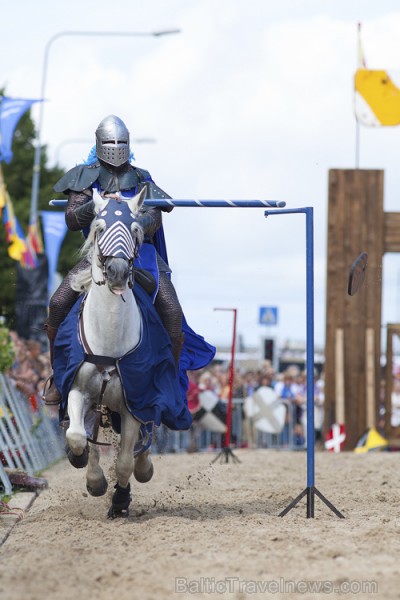 Rīgas 810 gadu jubilejas svētku ietvaros, 11. novembra krastmalā notika vēl Latvijā klātienē neredzētas bruņinieku cīņas zirgos. Foto: www.fotoprojekt Rīgas 810 gadu jubilejas svētku ietvaros, 11. novembra krastmalā notika vēl Latvijā klātienē neredzētas bruņinieku cīņas zirgos. Foto: www.fotoprojekt 65985