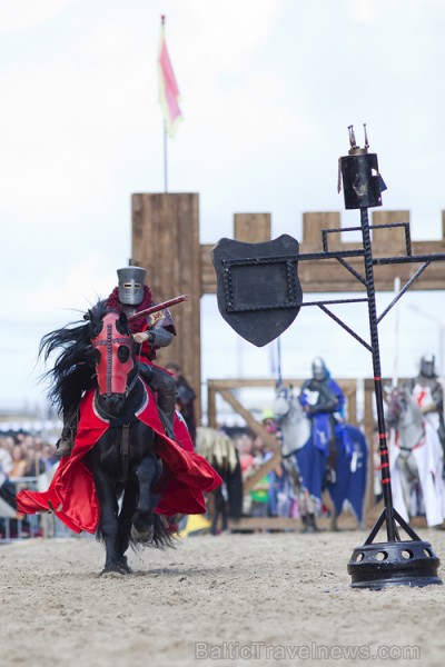 Rīgas 810 gadu jubilejas svētku ietvaros, 11. novembra krastmalā notika vēl Latvijā klātienē neredzētas bruņinieku cīņas zirgos. Foto: www.fotoprojekt Rīgas 810 gadu jubilejas svētku ietvaros, 11. novembra krastmalā notika vēl Latvijā klātienē neredzētas bruņinieku cīņas zirgos. Foto: www.fotoprojekt 65986