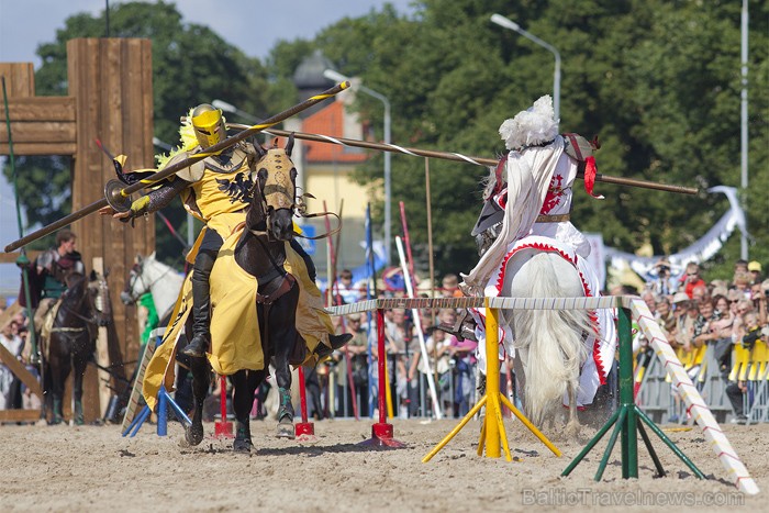 Rīgas 810 gadu jubilejas svētku ietvaros, 11. novembra krastmalā notika vēl Latvijā klātienē neredzētas bruņinieku cīņas zirgos. Foto: www.fotoprojekt Rīgas 810 gadu jubilejas svētku ietvaros, 11. novembra krastmalā notika vēl Latvijā klātienē neredzētas bruņinieku cīņas zirgos. Foto: www.fotoprojekt 65988