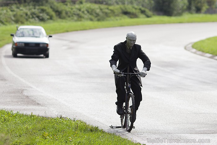 Pirmo reizi Latvijā tika organizēts velo crash tests, kurā uzskatāmi tika parādīts, kādas sekas var rasties velosipēdistam sadursmes brīdī ar automobi Pirmo reizi Latvijā tika organizēts velo crash tests, kurā uzskatāmi tika parādīts, kādas sekas var rasties velosipēdistam sadursmes brīdī ar automobi 66194