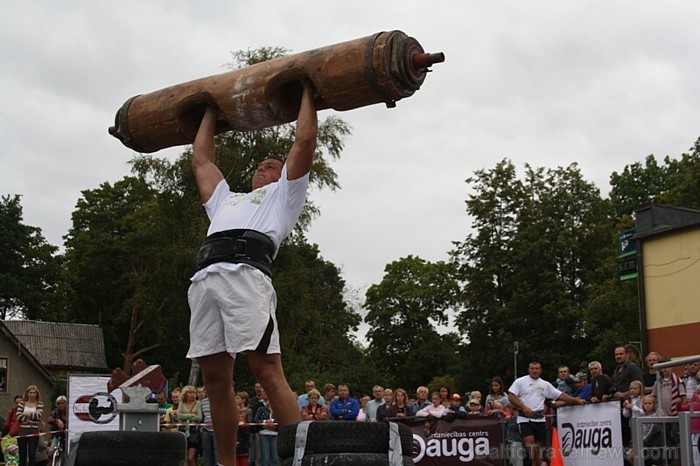 Fermera skrējiens ar 2x125kg, 110kg baļķa celšana, 255kg svara vilkšana no zemes, kombinācija ar riepas velšanu un vairoga nešanu, kā arī 100-160kg ak Fermera skrējiens ar 2x125kg, 110kg baļķa celšana, 255kg svara vilkšana no zemes, kombinācija ar riepas velšanu un vairoga nešanu, kā arī 100-160kg ak 66209