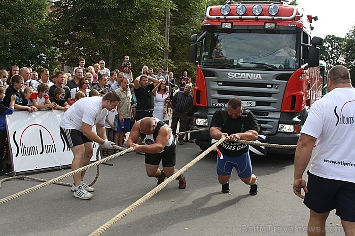 Ogres skatītājus ar īpašu vingrinājumu – 45 t smagu divu smago automobiļu sakabi pārsteidza brāļi Kazeļņiki Ogres skatītājus ar īpašu vingrinājumu – 45 t smagu divu smago automobiļu sakabi pārsteidza brāļi Kazeļņiki 66228