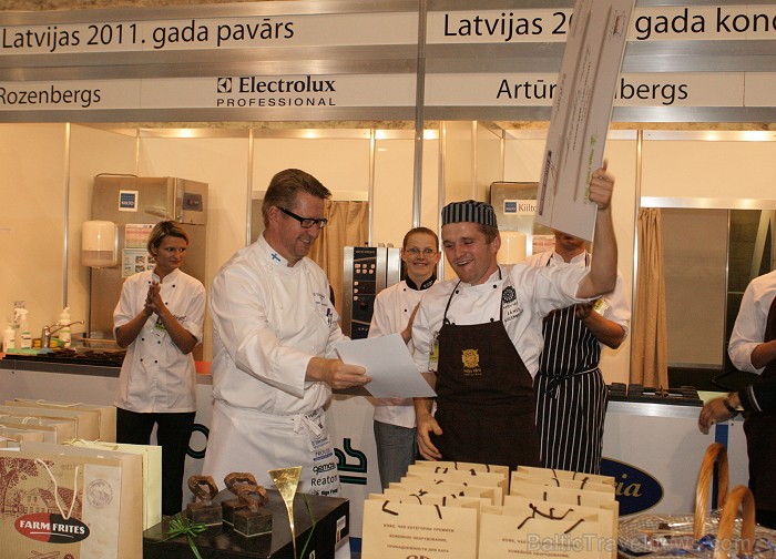 Jānis Rozenbergs (restorāns «Kaļķu vārti») saņēma Pavāru kluba sarūpēto prēmiju Ls 500 apmērā, Reaton ceļojošo Zelta pavārnīcu un citas vērtīgas balva Jānis Rozenbergs (restorāns «Kaļķu vārti») saņēma Pavāru kluba sarūpēto prēmiju Ls 500 apmērā, Reaton ceļojošo Zelta pavārnīcu un citas vērtīgas balva 66841