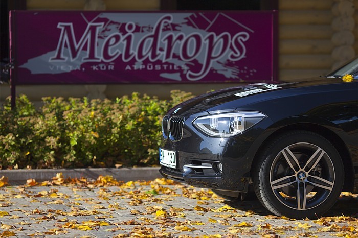 Travelnews.lv testē jauno BMW 120d Sport Line, apciemojot viesu namu Meidrops (www.meidrops.lv) Ikšķilē. Foto: Ingus Evertovskis Travelnews.lv testē jauno BMW 120d Sport Line, apciemojot viesu namu Meidrops (www.meidrops.lv) Ikšķilē. Foto: Ingus Evertovskis 67505