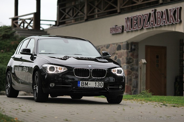 Travelnews.lv testē jauno BMW 120d Sport Line, apciemojot viesu namu Medzābaki (www.medzabaki.lv), kas atrodas no Rīgas īsi pirms Saulkrastiem. Foto: Travelnews.lv testē jauno BMW 120d Sport Line, apciemojot viesu namu Medzābaki (www.medzabaki.lv), kas atrodas no Rīgas īsi pirms Saulkrastiem. Foto: 67541