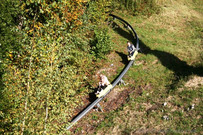 Kad Siguldā nokrāsojas pirmās koku lapas, gan vietējie, gan ārzemju ceļotāji trauc apbrīnot Zelta Rudeni. www.sigulda.lv Kad Siguldā nokrāsojas pirmās koku lapas, gan vietējie, gan ārzemju ceļotāji trauc apbrīnot Zelta Rudeni. www.sigulda.lv 67607