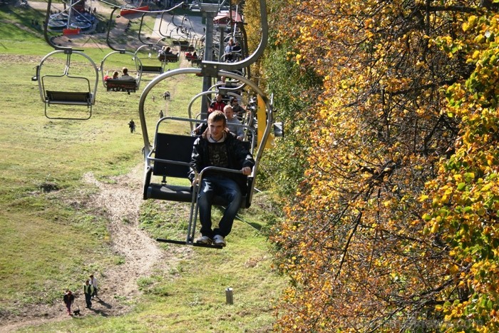 Kad Siguldā nokrāsojas pirmās koku lapas, gan vietējie, gan ārzemju ceļotāji trauc apbrīnot Zelta Rudeni. www.sigulda.lv ) Kad Siguldā nokrāsojas pirmās koku lapas, gan vietējie, gan ārzemju ceļotāji trauc apbrīnot Zelta Rudeni. www.sigulda.lv ) 67609