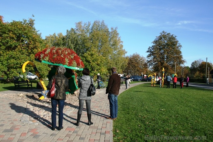 Kad Siguldā nokrāsojas pirmās koku lapas, gan vietējie, gan ārzemju ceļotāji trauc apbrīnot Zelta Rudeni. www.sigulda.lv Kad Siguldā nokrāsojas pirmās koku lapas, gan vietējie, gan ārzemju ceļotāji trauc apbrīnot Zelta Rudeni. www.sigulda.lv 67611