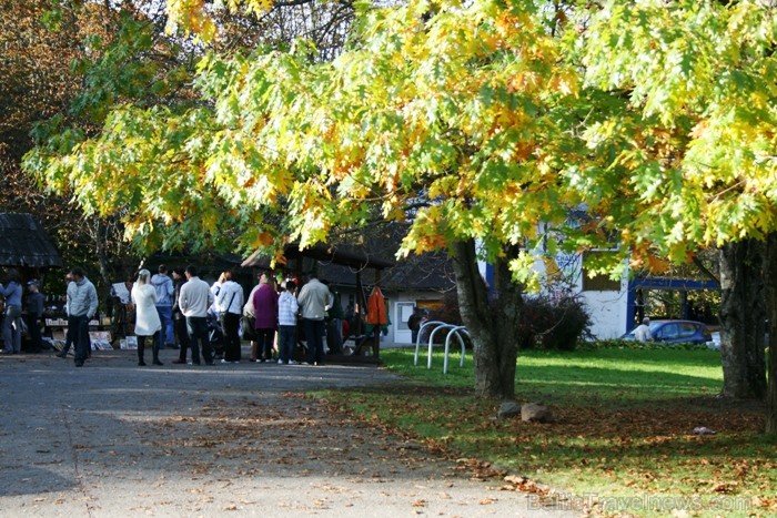 Kad Siguldā nokrāsojas pirmās koku lapas, gan vietējie, gan ārzemju ceļotāji trauc apbrīnot Zelta Rudeni. www.sigulda.lv Kad Siguldā nokrāsojas pirmās koku lapas, gan vietējie, gan ārzemju ceļotāji trauc apbrīnot Zelta Rudeni. www.sigulda.lv 67613