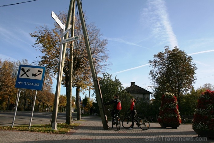 Kad Siguldā nokrāsojas pirmās koku lapas, gan vietējie, gan ārzemju ceļotāji trauc apbrīnot Zelta Rudeni. www.sigulda.lv Kad Siguldā nokrāsojas pirmās koku lapas, gan vietējie, gan ārzemju ceļotāji trauc apbrīnot Zelta Rudeni. www.sigulda.lv 67619