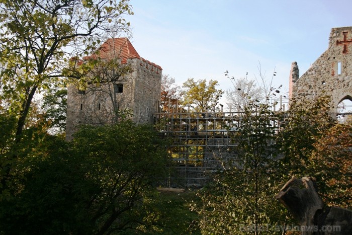Kad Siguldā nokrāsojas pirmās koku lapas, gan vietējie, gan ārzemju ceļotāji trauc apbrīnot Zelta Rudeni. www.sigulda.lv Kad Siguldā nokrāsojas pirmās koku lapas, gan vietējie, gan ārzemju ceļotāji trauc apbrīnot Zelta Rudeni. www.sigulda.lv 67623