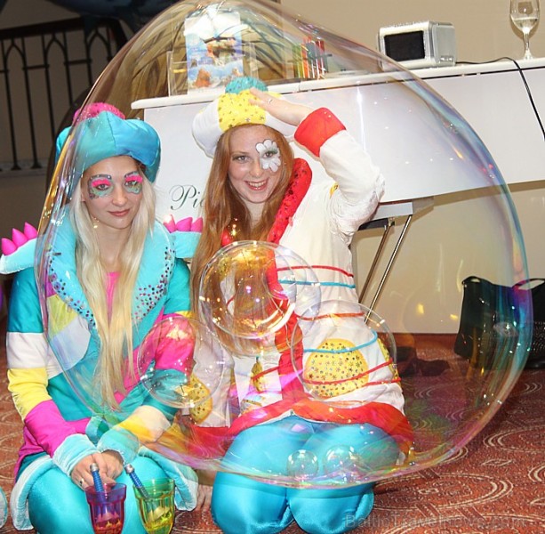 Pecolli ziepju burbuļu šovs «Bubblelandia» notiks 29.10.2011 Ķīpsalā, bet jau tagad iluzionisti Dace un Enriko Pecolli nodemonstrēja viesnīcā Monika d Pecolli ziepju burbuļu šovs «Bubblelandia» notiks 29.10.2011 Ķīpsalā, bet jau tagad iluzionisti Dace un Enriko Pecolli nodemonstrēja viesnīcā Monika d 67632