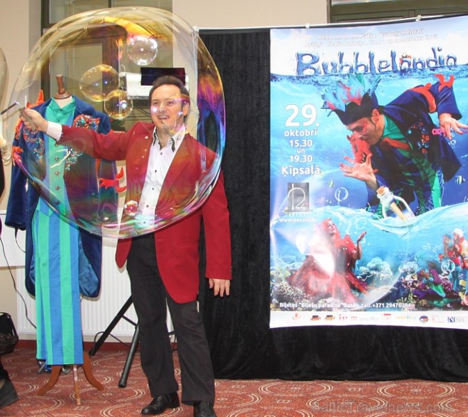 Pecolli ziepju burbuļu šovs «Bubblelandia» notiks 29.10.2011 Ķīpsalā, bet jau tagad iluzionisti Dace un Enriko Pecolli nodemonstrēja viesnīcā Monika d Pecolli ziepju burbuļu šovs «Bubblelandia» notiks 29.10.2011 Ķīpsalā, bet jau tagad iluzionisti Dace un Enriko Pecolli nodemonstrēja viesnīcā Monika d 67636