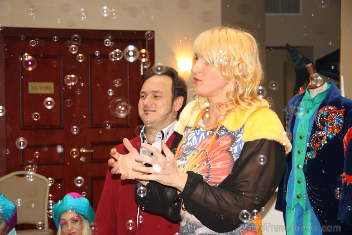 Pecolli ziepju burbuļu šovs «Bubblelandia» notiks 29.10.2011 Ķīpsalā, bet jau tagad iluzionisti Dace un Enriko Pecolli nodemonstrēja viesnīcā Monika d Pecolli ziepju burbuļu šovs «Bubblelandia» notiks 29.10.2011 Ķīpsalā, bet jau tagad iluzionisti Dace un Enriko Pecolli nodemonstrēja viesnīcā Monika d 67639