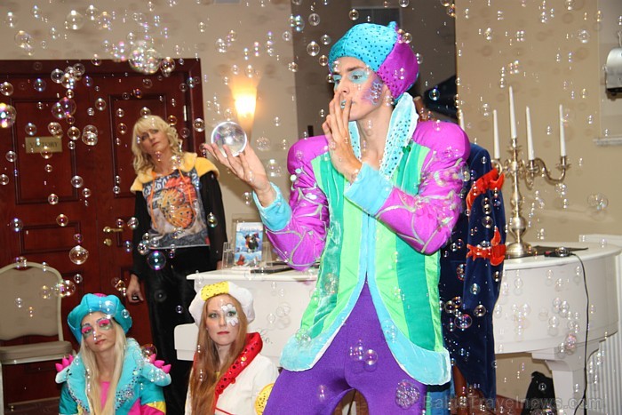 Pecolli ziepju burbuļu šovs «Bubblelandia» notiks 29.10.2011 Ķīpsalā, bet jau tagad iluzionisti Dace un Enriko Pecolli nodemonstrēja viesnīcā Monika d Pecolli ziepju burbuļu šovs «Bubblelandia» notiks 29.10.2011 Ķīpsalā, bet jau tagad iluzionisti Dace un Enriko Pecolli nodemonstrēja viesnīcā Monika d 67641