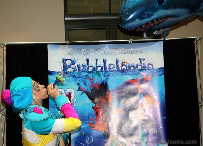 Pecolli ziepju burbuļu šovs «Bubblelandia» notiks 29.10.2011 Ķīpsalā, bet jau tagad iluzionisti Dace un Enriko Pecolli nodemonstrēja viesnīcā Monika d Pecolli ziepju burbuļu šovs «Bubblelandia» notiks 29.10.2011 Ķīpsalā, bet jau tagad iluzionisti Dace un Enriko Pecolli nodemonstrēja viesnīcā Monika d 67643