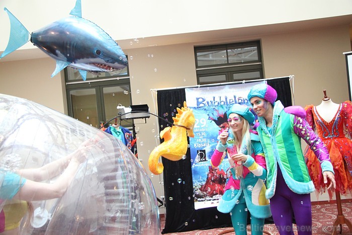 Pecolli ziepju burbuļu šovs «Bubblelandia» notiks 29.10.2011 Ķīpsalā, bet jau tagad iluzionisti Dace un Enriko Pecolli nodemonstrēja viesnīcā Monika d Pecolli ziepju burbuļu šovs «Bubblelandia» notiks 29.10.2011 Ķīpsalā, bet jau tagad iluzionisti Dace un Enriko Pecolli nodemonstrēja viesnīcā Monika d 67645