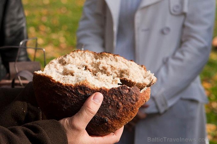Cēsu pilī piedāvā jaunu interaktīvu programmu «Maizes cepšanas tradīcijas viduslaikos», kur maize tiks cepta autentiski rekonstruētā viduslaiku āra ma Cēsu pilī piedāvā jaunu interaktīvu programmu «Maizes cepšanas tradīcijas viduslaikos», kur maize tiks cepta autentiski rekonstruētā viduslaiku āra ma 67650