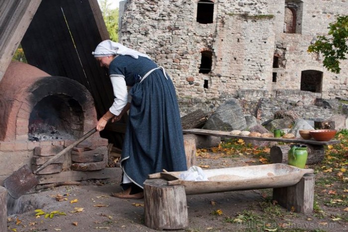Cēsu pilī piedāvā jaunu interaktīvu programmu «Maizes cepšanas tradīcijas viduslaikos», kur maize tiks cepta autentiski rekonstruētā viduslaiku āra ma Cēsu pilī piedāvā jaunu interaktīvu programmu «Maizes cepšanas tradīcijas viduslaikos», kur maize tiks cepta autentiski rekonstruētā viduslaiku āra ma 67661