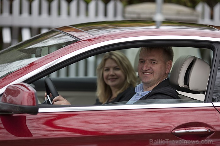 BalticTravelnews.com direktors Aivars Mackevičs un viesnīcas Baltic Beach Hotel mārketinga vadītāja Inga Titarenko izbrauc Jūrmalas goda apli ar BMW BalticTravelnews.com direktors Aivars Mackevičs un viesnīcas Baltic Beach Hotel mārketinga vadītāja Inga Titarenko izbrauc Jūrmalas goda apli ar BMW 68715