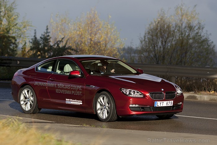 BMW 640d Coupe autovadītāja logā tiek projicēta informācija par atļauto un esošo ātrumu, tas palīdz disciplinē apdzīvotās vietās. Foto: Ingus Evertovs BMW 640d Coupe autovadītāja logā tiek projicēta informācija par atļauto un esošo ātrumu, tas palīdz disciplinē apdzīvotās vietās. Foto: Ingus Evertovs 68724