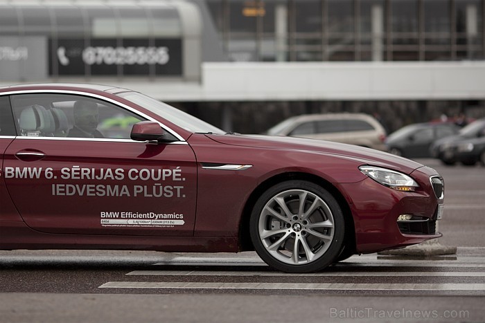 BalticTravelnews.com direktors Aivars Mackevičs ir pārliecināts, ka šis auto piestāv gan biznesam, gan pāra ceļojumam. Foto: Ingus Evertovskis BalticTravelnews.com direktors Aivars Mackevičs ir pārliecināts, ka šis auto piestāv gan biznesam, gan pāra ceļojumam. Foto: Ingus Evertovskis 68726