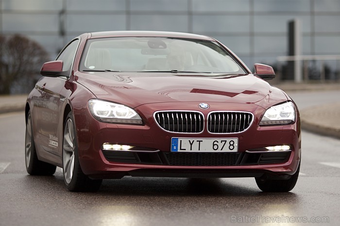 BMW 640d Coupe piedāvā 4 braukšanas režīmus, kur Sport + režīms atslēdz stabilitātes kontroli un auto pirmajos brīžos satrakojas. Foto: Ingus Evertovs BMW 640d Coupe piedāvā 4 braukšanas režīmus, kur Sport + režīms atslēdz stabilitātes kontroli un auto pirmajos brīžos satrakojas. Foto: Ingus Evertovs 68727