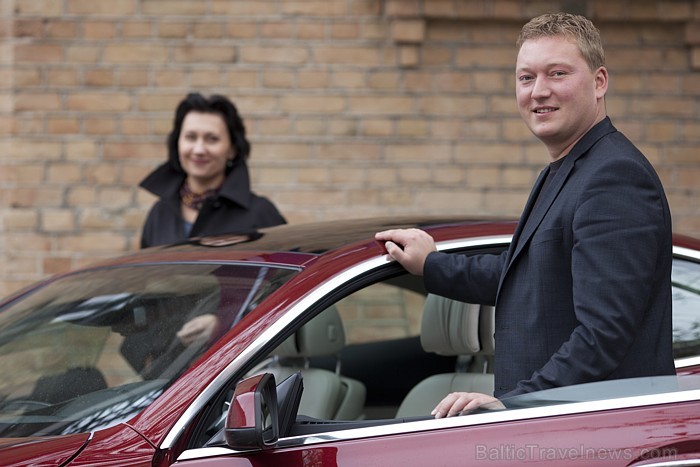 Jauno BMW 640d Coupe vērtē viesnīcas Hotel Bergs direktore Iveta Sprūdža un restorāna Bergs vadītājs Pēteris Ozols. Foto: Ingus Evertovskis Jauno BMW 640d Coupe vērtē viesnīcas Hotel Bergs direktore Iveta Sprūdža un restorāna Bergs vadītājs Pēteris Ozols. Foto: Ingus Evertovskis 68735