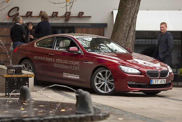 Jauno BMW 640d Coupe vērtē viesnīcas Hotel Bergs direktore Iveta Sprūdža un restorāna Bergs vadītājs Pēteris Ozols. Foto: Ingus Evertovskis Jauno BMW 640d Coupe vērtē viesnīcas Hotel Bergs direktore Iveta Sprūdža un restorāna Bergs vadītājs Pēteris Ozols. Foto: Ingus Evertovskis 68737