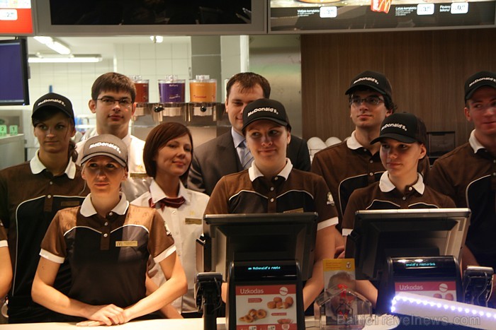 McDonald’s Imantā 3.11.2011 atklāja Latvijā lielāko «McDrive» restorānu. Vairāk informācijas - www.mcdonalds.lv McDonald’s Imantā 3.11.2011 atklāja Latvijā lielāko «McDrive» restorānu. Vairāk informācijas - www.mcdonalds.lv 68745