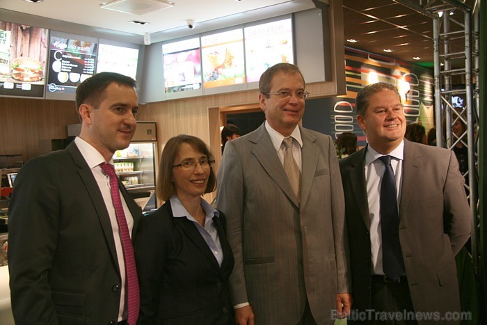 Tomašs Navrockis, McDonald’s rīkotājdirektors Baltijas valstīs, Džūdita Gārbere, ASV vēstniece Latvijā, Andris Ameriks, Rīgas domes vicemērs un Melo H Tomašs Navrockis, McDonald’s rīkotājdirektors Baltijas valstīs, Džūdita Gārbere, ASV vēstniece Latvijā, Andris Ameriks, Rīgas domes vicemērs un Melo H 68746