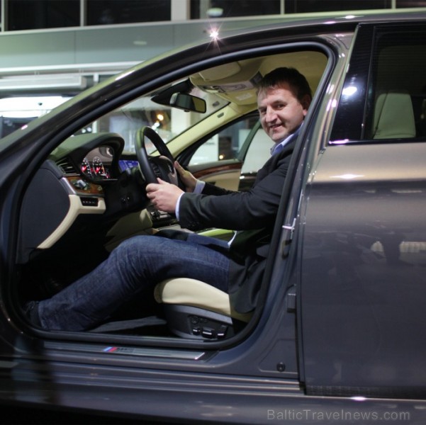 Sportiskā BMW M5 prezentācija BMW dīlera BM Auto salonā - BalticTravelnews.com direktors Aivars Mackevičs cer uz testa braucienu. Foto: Ingus Evertovs Sportiskā BMW M5 prezentācija BMW dīlera BM Auto salonā - BalticTravelnews.com direktors Aivars Mackevičs cer uz testa braucienu. Foto: Ingus Evertovs 69518