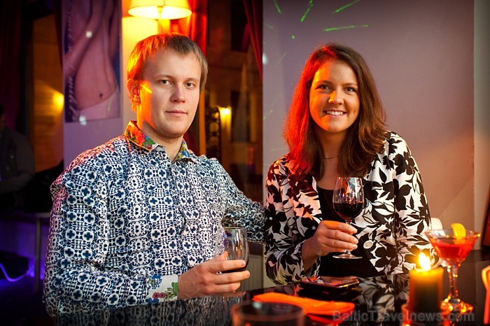 Vecrīgas restorāns Melnais kaķis Līvu laukumā ir izcila vieta biznesa pusdienām un vakara izklaidei. Foto: www.kakis.lv Vecrīgas restorāns Melnais kaķis Līvu laukumā ir izcila vieta biznesa pusdienām un vakara izklaidei. Foto: www.kakis.lv 69725