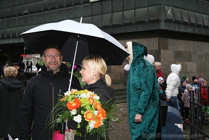 Rīgas Tūrisma Attīstības Birojs (RTAB) 2.12.2011 sveica 1 200 00 ārvalstu tūristu Rīgā un tie bija no Zviedrijas - Stefans Karlsons ar kundzi Susannu Rīgas Tūrisma Attīstības Birojs (RTAB) 2.12.2011 sveica 1 200 00 ārvalstu tūristu Rīgā un tie bija no Zviedrijas - Stefans Karlsons ar kundzi Susannu 70124