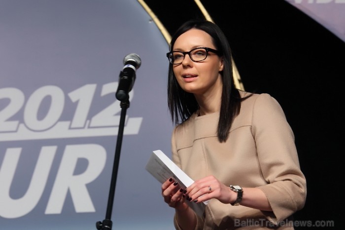 «Gada cilvēks tūrismā 2011» nominācijā «Uzņēmējs tūrisma aģentūru un tūroperatoru biznesā 2011» pasniedz ALTA prezidente Kitija Gitendorfa. Foto: Juri «Gada cilvēks tūrismā 2011» nominācijā «Uzņēmējs tūrisma aģentūru un tūroperatoru biznesā 2011» pasniedz ALTA prezidente Kitija Gitendorfa. Foto: Juri 71455