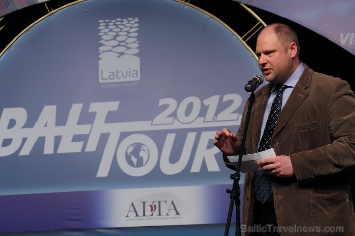 «Gada cilvēks tūrismā 2011» nominācijā «Tūrisma informācijas centra vadītājs 2011» paniedz Latvijas Tūrisma attīstības valsts aģentūras vadītājs Arman «Gada cilvēks tūrismā 2011» nominācijā «Tūrisma informācijas centra vadītājs 2011» paniedz Latvijas Tūrisma attīstības valsts aģentūras vadītājs Arman 71465