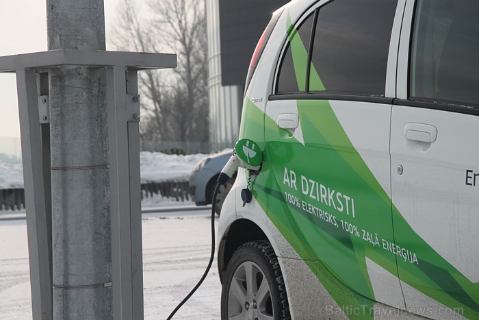 Travelnews.lv ir pamanījis, ka pie Saules akmens viens no elektroautomobiļiem ik dienas uzlādējas Travelnews.lv ir pamanījis, ka pie Saules akmens viens no elektroautomobiļiem ik dienas uzlādējas 72158