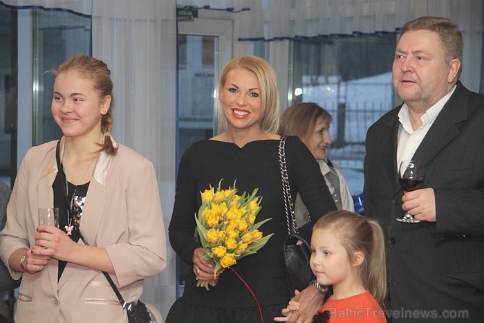 Vairāki Latvijā populāri un pazīstami cilvēki bija ieradušies uz izstādes «13 000 000 sirdspukstu Ķīnā» atklāšanu viesnīcā «NB Hotel» - www.nb.lv Vairāki Latvijā populāri un pazīstami cilvēki bija ieradušies uz izstādes «13 000 000 sirdspukstu Ķīnā» atklāšanu viesnīcā «NB Hotel» - www.nb.lv 72509