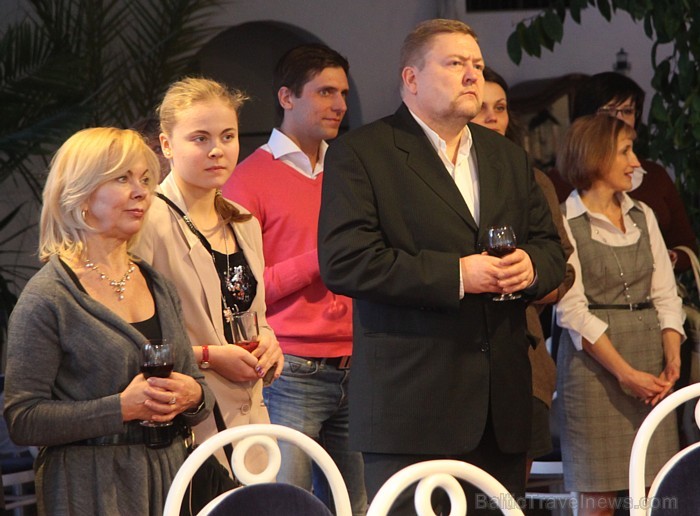 Vairāki Latvijā populāri un pazīstami cilvēki bija ieradušies uz izstādes «13 000 000 sirdspukstu Ķīnā» atklāšanu viesnīcā «NB Hotel» - www.nb.lv Vairāki Latvijā populāri un pazīstami cilvēki bija ieradušies uz izstādes «13 000 000 sirdspukstu Ķīnā» atklāšanu viesnīcā «NB Hotel» - www.nb.lv 72515