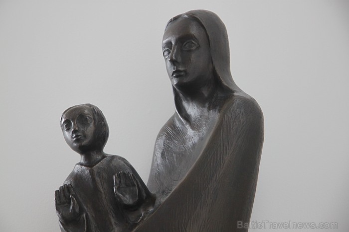 Karmela ordeņa māsu klostera baznīca, kas kalpo arī kā Ikšķiles pilsētas katoļu draudzes dievnams - www.latvijascentrs.lv Karmela ordeņa māsu klostera baznīca, kas kalpo arī kā Ikšķiles pilsētas katoļu draudzes dievnams - www.latvijascentrs.lv 73179