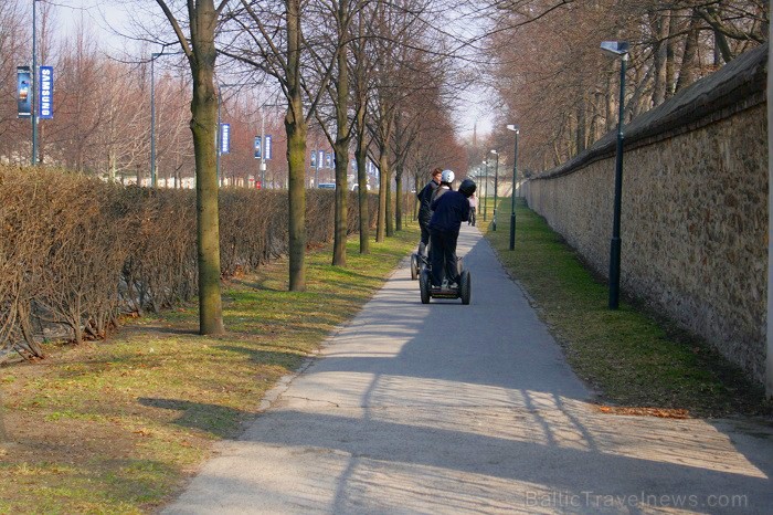 Prāga mēdz dēvēt par Maģisko pilsētu!Bagāta ar gleznainiem arhitektūras pieminekļiem, kultūras centru un vijošām bruģētām ielām - www.czechairlines.l Prāga mēdz dēvēt par Maģisko pilsētu!Bagāta ar gleznainiem arhitektūras pieminekļiem, kultūras centru un vijošām bruģētām ielām - www.czechairlines.l 73492