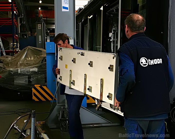 Rīgas zemes grīdas tramvaju garums ir 31,600 metri, ar zili balto nokrāsu www.skoda.cz 73557
