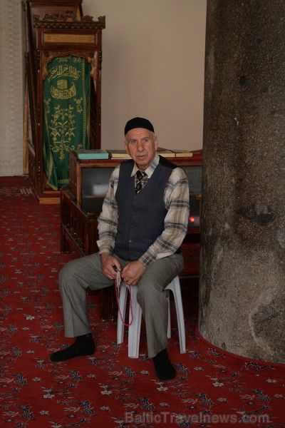 Isa Bey mošeja atrodas uz austrumiem no Sv. Jāņa bazilikas, uz Ayasuluk paugura. Tā tika uzcelta 1375. gadā un ir vecākā turku tipa mošeja pasaulē Isa Bey mošeja atrodas uz austrumiem no Sv. Jāņa bazilikas, uz Ayasuluk paugura. Tā tika uzcelta 1375. gadā un ir vecākā turku tipa mošeja pasaulē 74756