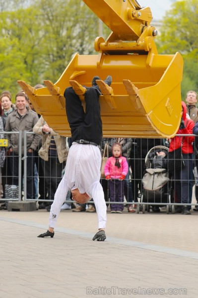 17. Starptautiskā Baltijas baleta festivāla ievaros Rīgā notika vēl neredzēts dejotāja un ekskavatora šovs. Foto: www.fotoprojekts.lv 17. Starptautiskā Baltijas baleta festivāla ievaros Rīgā notika vēl neredzēts dejotāja un ekskavatora šovs. Foto: www.fotoprojekts.lv 75050